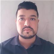 Profesor de gastronomía imparte clases a personas de todas las edades